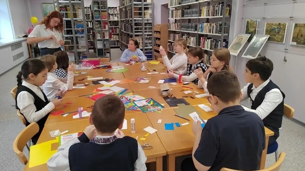 Учащиеся 3А класса в рамках внеурочной деятельности в Центральной городской библиотеке им. А. С. Пушкина